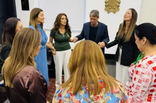É hipocrisia que chama? Católico, Tarcísio ora no Palácio com bispa presa nos EUA com dólares na Bíblia