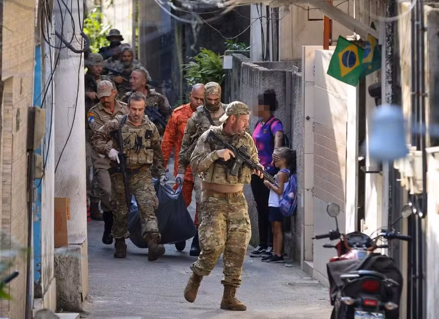 Brasil violento: após chacina PMs arrastam cadáver pela favela