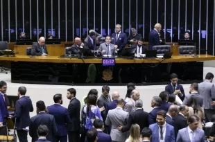Ameaça bolsonarista de paralisar trabalhos na Câmara dos Deputados fracassa e MP de Lula é aprovada