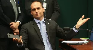 Mandato à distância: dos EUA Eduardo Bolsonaro controla verbas e recebe auxílio moradia da Câmara