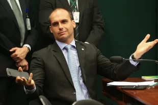 Mandato à distância: dos EUA Eduardo Bolsonaro controla verbas e recebe auxílio moradia da Câmara