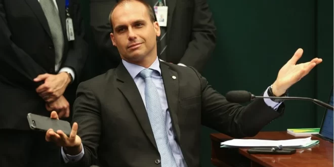 Mandato à distância: dos EUA Eduardo Bolsonaro controla verbas e recebe auxílio moradia da Câmara
