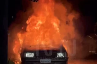 Carro é destruído por incêndio criminoso em Rio Branco