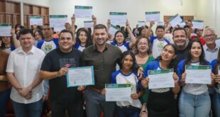Brasiléia: Nicolau Jr entrega certificados para 100 alunos do curso de redação da Escola do Legislativo