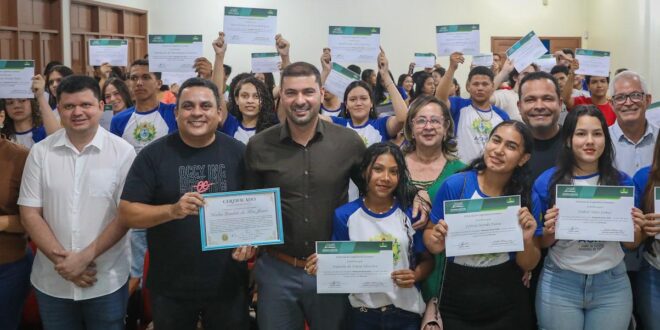 Brasiléia: Nicolau Jr entrega certificados para 100 alunos do curso de redação da Escola do Legislativo