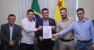 Gladson e Nicolau assinam lei estadual que cria Dia S de valorização do Sesc e Senac