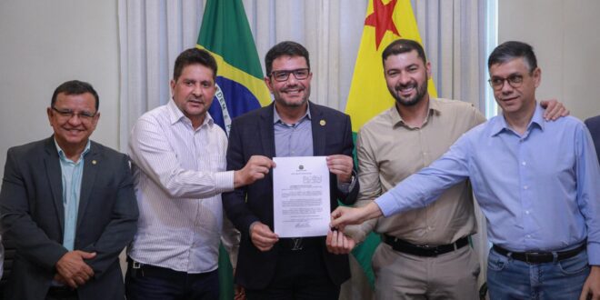 Gladson e Nicolau assinam lei estadual que cria Dia S de valorização do Sesc e Senac