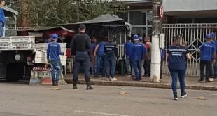 Dia do Trabalhador: com apoio da polícia, prefeitura de Rio Branco retira bancas de ambulantes