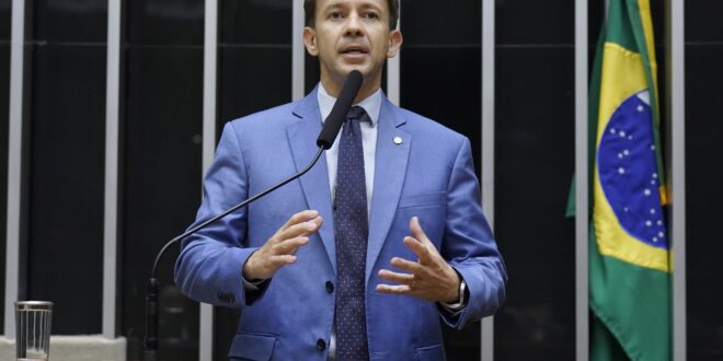  Eduardo Velloso propõe que quem gasta pouca energia não pague taxa extra na conta de luz