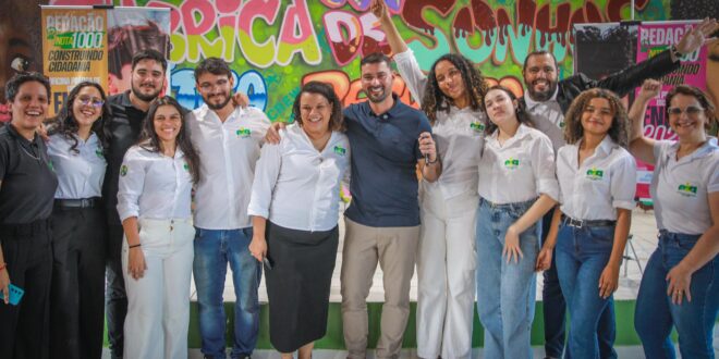 Na escola Glória Perez, Nicolau Jr. entrega certificados para 100 alunos do projeto Redação Nota Mil da Escola do Legislativo