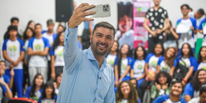 “Vamos continuar até a semana do ENEM”, afirma Nicolau ao entregar certificados para alunos do IELF