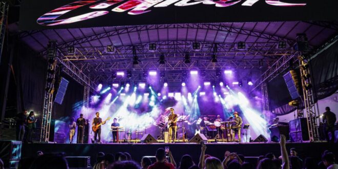 Festa do Trabalhador reuniu milhares na Arena da Floresta ao som de Chiclete com Banana