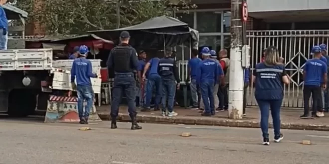 Dia do Trabalhador: com apoio da polícia, prefeitura de Rio Branco retira bancas de ambulantes