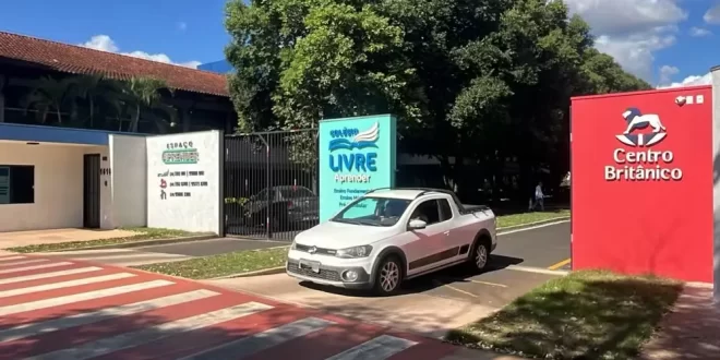 Jovem de 14 anos morre após ser atacada a tesouradas por colega dentro de colégio