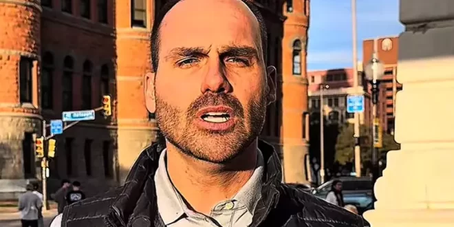 Conivência da Câmara: nos EUA Eduardo Bolsonaro usa verba de gabinete