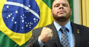 Bolsonarista que defendeu a morte de 50 “vagabundos” para cada PM, vende fuzis pelo whatsapp