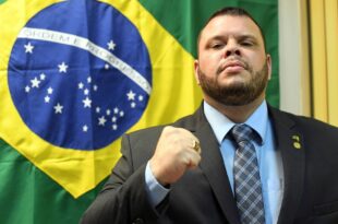 Bolsonarista que defendeu a morte de 50 “vagabundos” para cada PM, vende fuzis pelo whatsapp