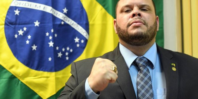 Bolsonarista que defendeu a morte de 50 “vagabundos” para cada PM, vende fuzis pelo whatsapp