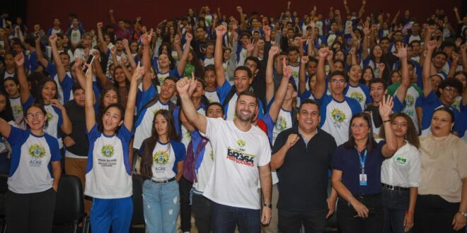 “Estudar transforma sonhos em realidade”, diz Nicolau Júnior durante abertura da Oficina Redação Nota Mil em Cruzeiro do Sul