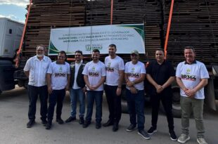Governo do Acre entrega madeira para reforma de trapiches em Tarauacá