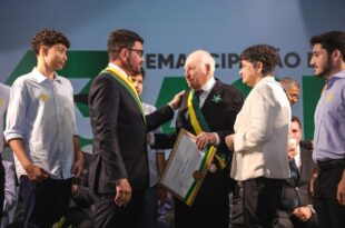 Troca de bandeira e entrega de honrarias marcam a celebração dos 63 anos do Acre