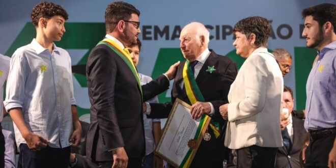 Troca de bandeira e entrega de honrarias marcam a celebração dos 63 anos do Acre