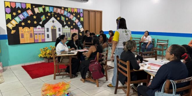 Professores do Juruá participam de formação do Programa Alfabetiza Acre-EJA