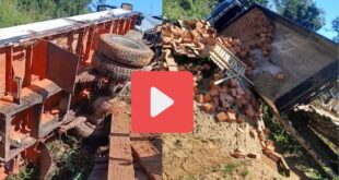 Escola curral: caminhão com material tomba antes de chegar a Escola Limoeiro