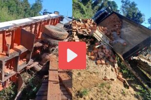 Escola curral: caminhão com material tomba antes de chegar a Escola Limoeiro