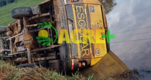 Ônibus escolar cai dentro de açude