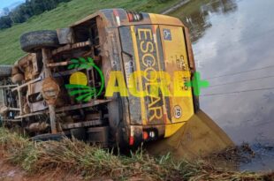 Ônibus escolar cai dentro de açude