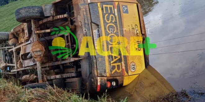 Ônibus escolar cai dentro de açude