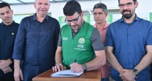 Governador assina ordem de serviço para revitalização de quadra poliesportiva