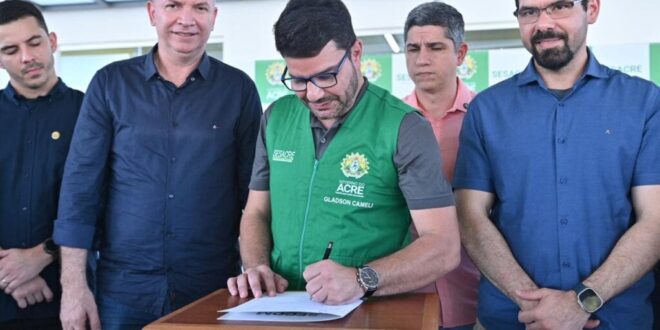 Governador assina ordem de serviço para revitalização de quadra poliesportiva