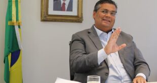 Pare agora: Dino cassa multa milionária por causa de greve imposta a sindicato de professores