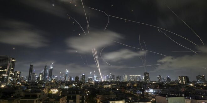 Irã lança mísseis sobre Israel em retaliação a bombardeios dos EUA
