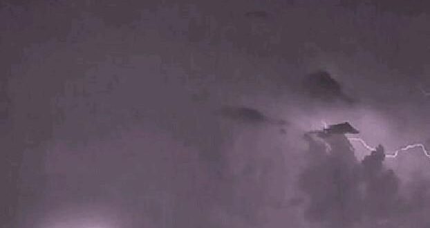 Raio em forma de coração surge no céu durante tempestade na Escócia