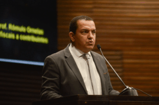 Violência política: parlamentares extremistas e assessor armado atacam vereador