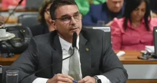 Ameaça: Flávio Bolsonaro defende golpe se STF não aceitar indulto a Bolsonaro