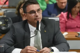 Ameaça: Flávio Bolsonaro defende golpe se STF não aceitar indulto a Bolsonaro