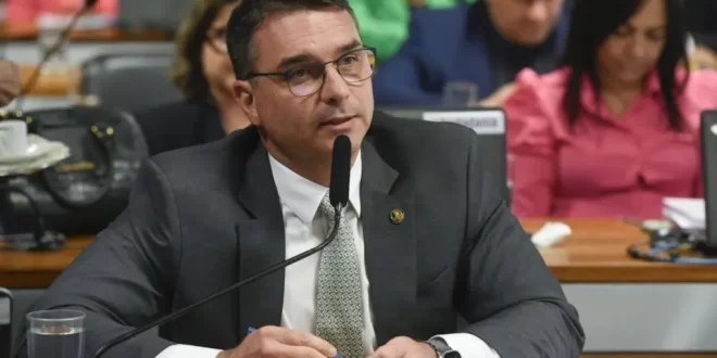 Ameaça: Flávio Bolsonaro defende golpe se STF não aceitar indulto a Bolsonaro