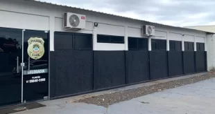 Agentes fazem vaquinha para alimentar detentos em delegacia após estado suspender envio de refeições