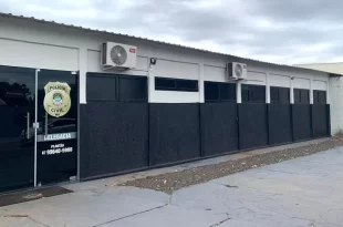 Agentes fazem vaquinha para alimentar detentos em delegacia após estado suspender envio de refeições