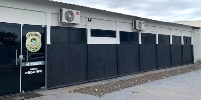 Agentes fazem vaquinha para alimentar detentos em delegacia após estado suspender envio de refeições