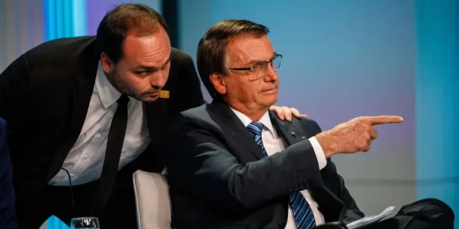 Chefões do aparelhamento: Bolsonaro e Carluxo definiam quem Abin tinha que espionar