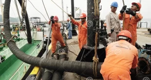 Impacto no mundo: preço do petróleo registra alta de 4% após ataque dos EUA ao Irã