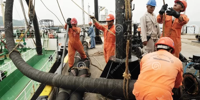 Impacto no mundo: preço do petróleo registra alta de 4% após ataque dos EUA ao Irã