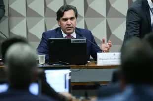 Aprenda a votar ou se lasque: líder do MDB põe R$ 5,7 milhões de emendas em hospital que contrata empresa de parentes