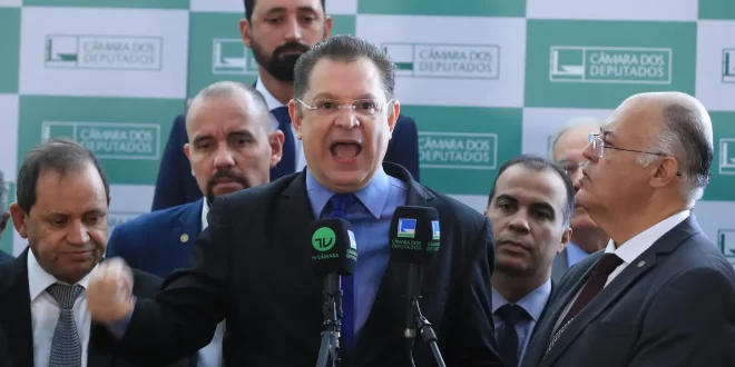 Extremismo X Democracia: Sóstenes quer PEC para censurar partidos que recorrem ao STF