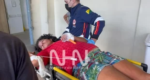 Mulher fica com faca cravada na mão após briga com o marido